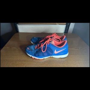 Pre owned Nike (6.5) athletic shoes. Blue & pink!